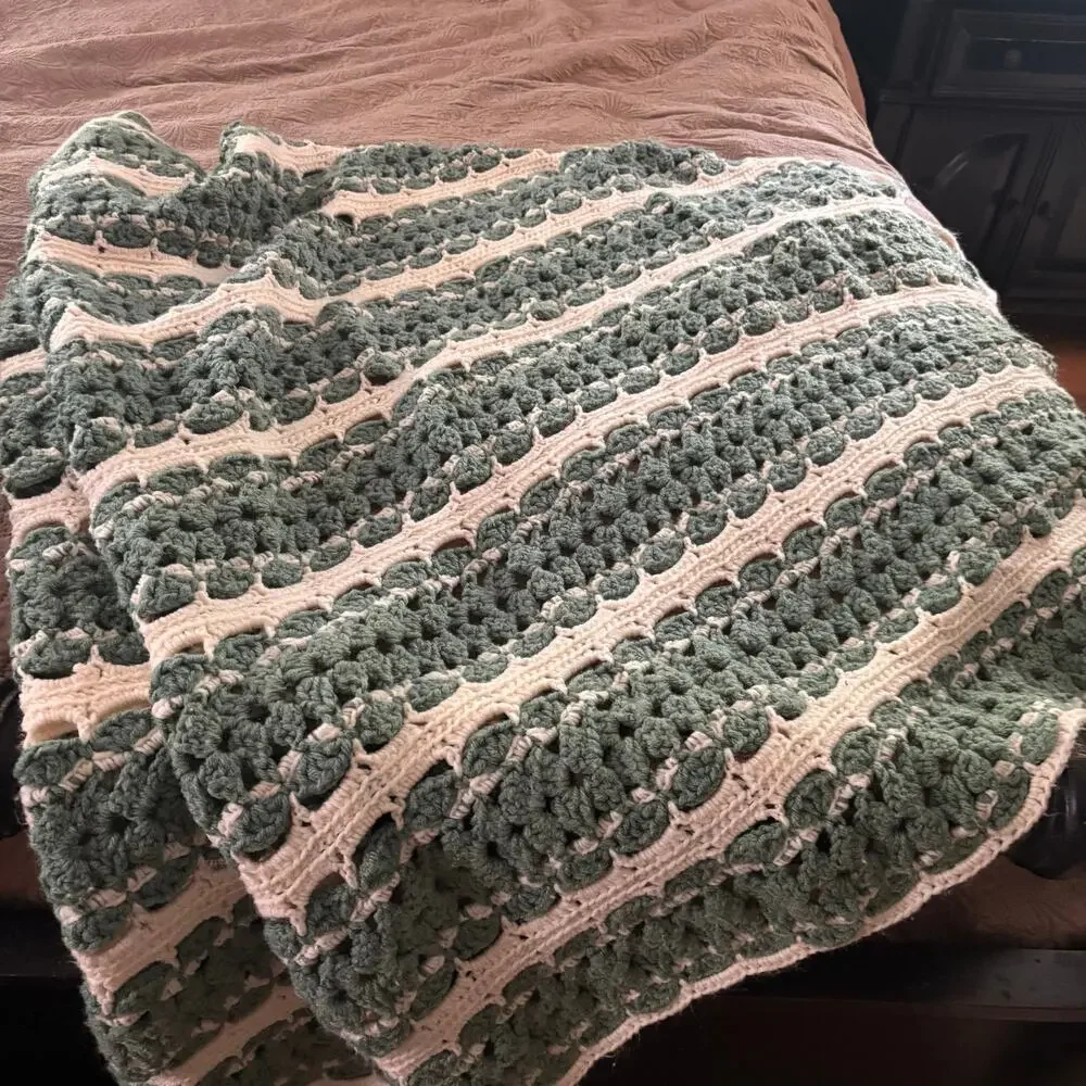 Vtg Hand Crocheted Afghan - Sage Green & Cream Mile-a-Minute 54